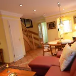 Kapitanshauser Boddenstrasse 29a-c بيت للعطل غيجير
